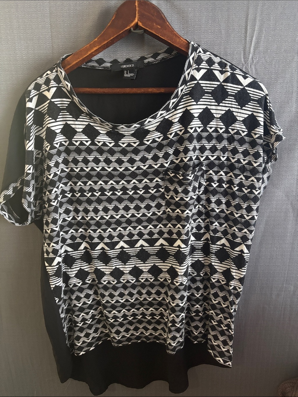 Forever 21 Black and White Short Sleeve Geometric Tee